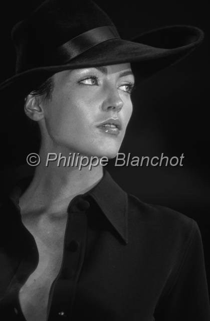 mode 31.JPG - Défilé Paco Rabane 1997Carroussel du LouvreParis, France